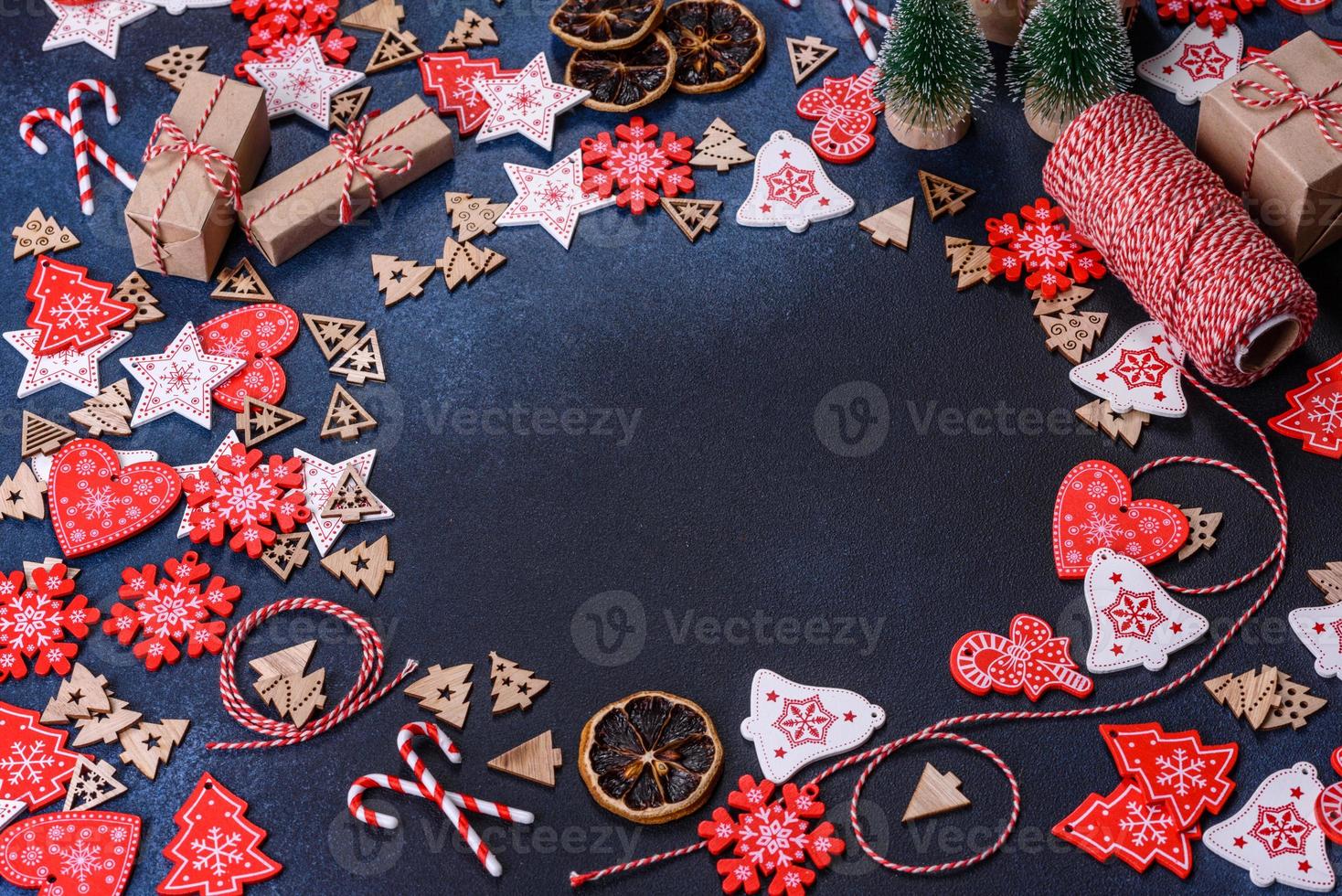 jul hemlagad pepparkaka småkakor på mörk betong tabell foto