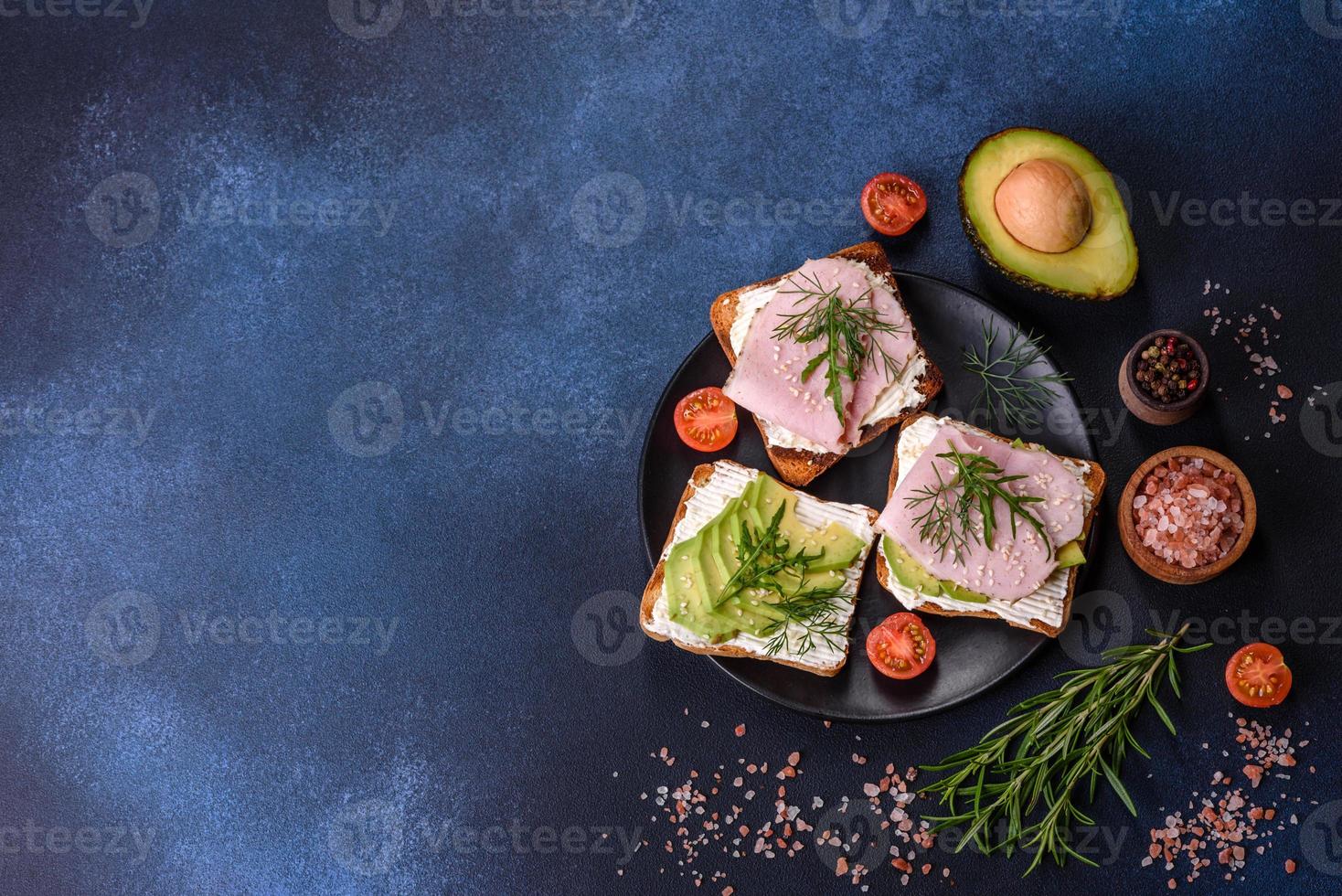 färsk, utsökt skinka, Smör, avokado och sesam frön smörgåsar på en trä- skärande styrelse foto