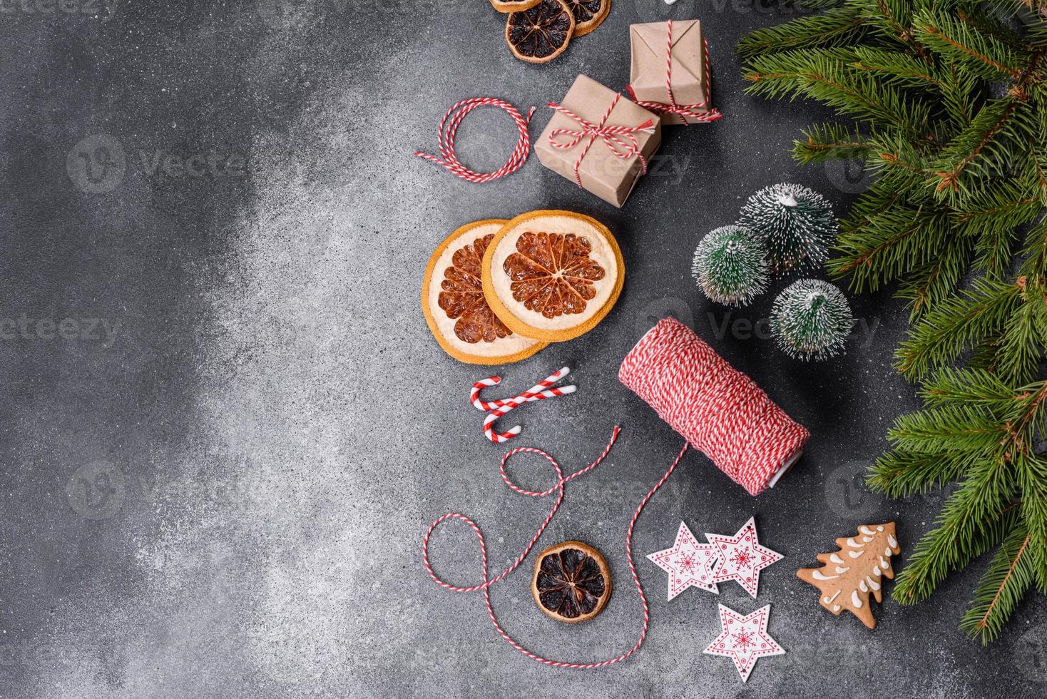 pepparkaka, jul träd dekorationer, torkades citrus- frukt på en grå betong bakgrund foto