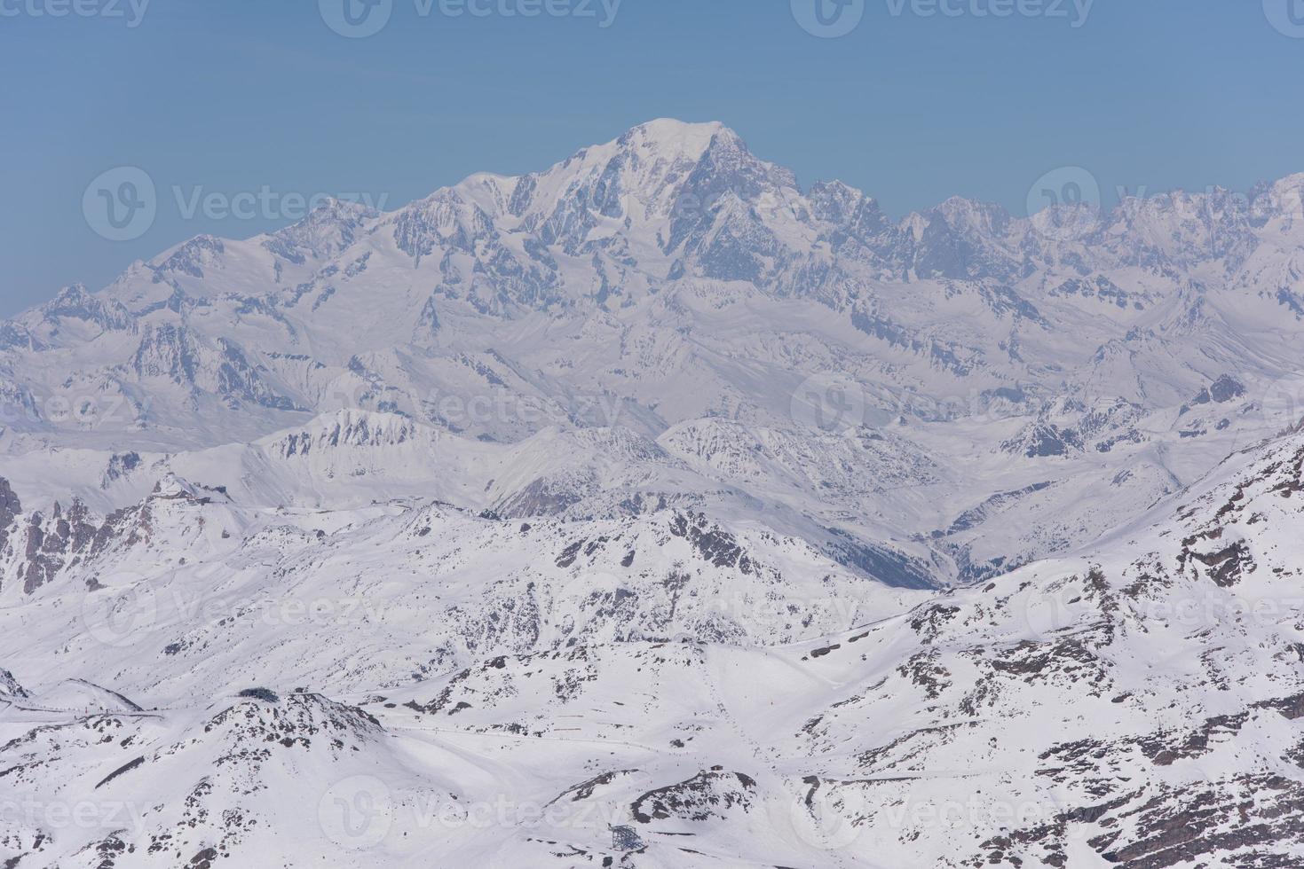 vackert landskap av berg på vintern foto