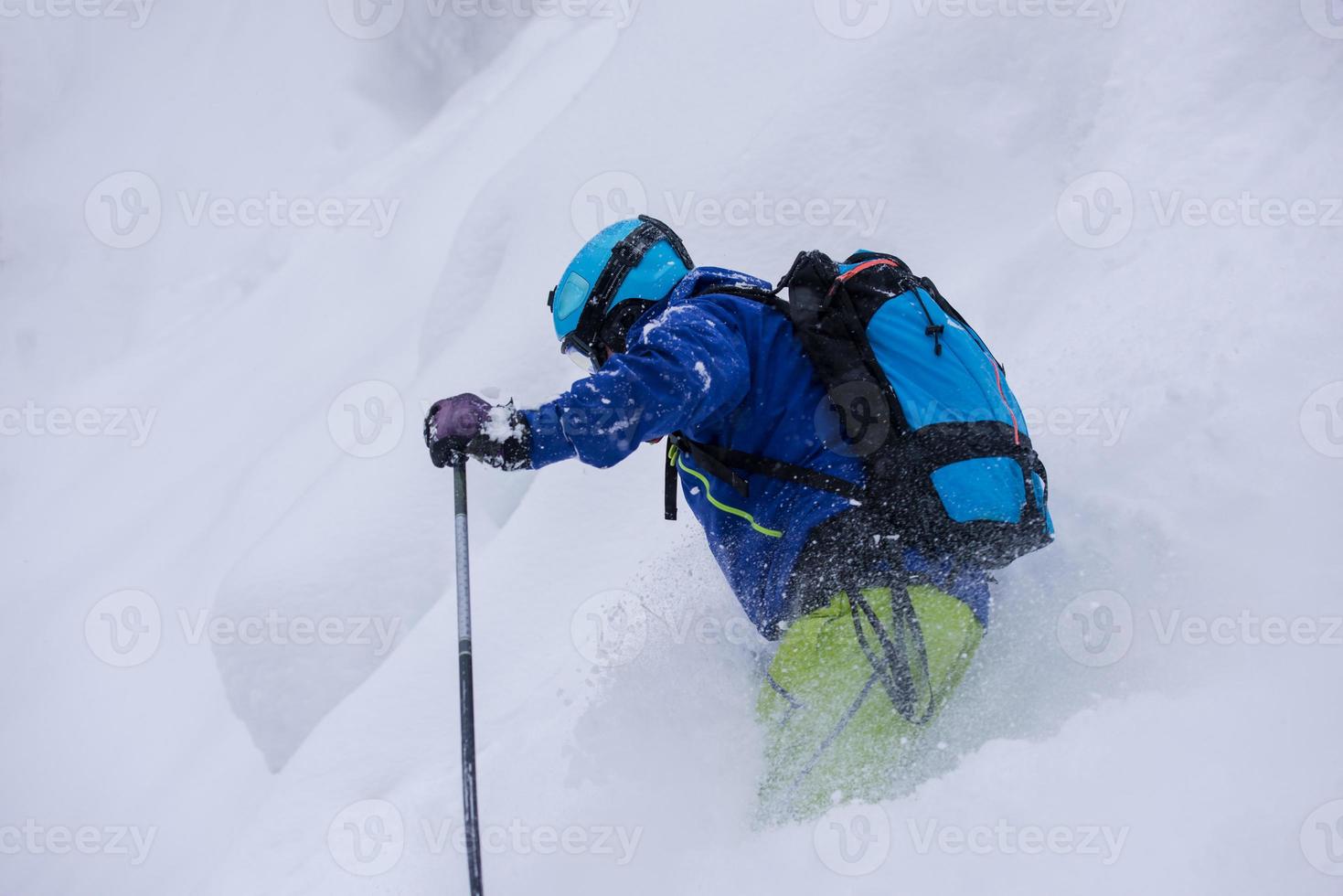 freeride skidåkare i utförsåkning foto