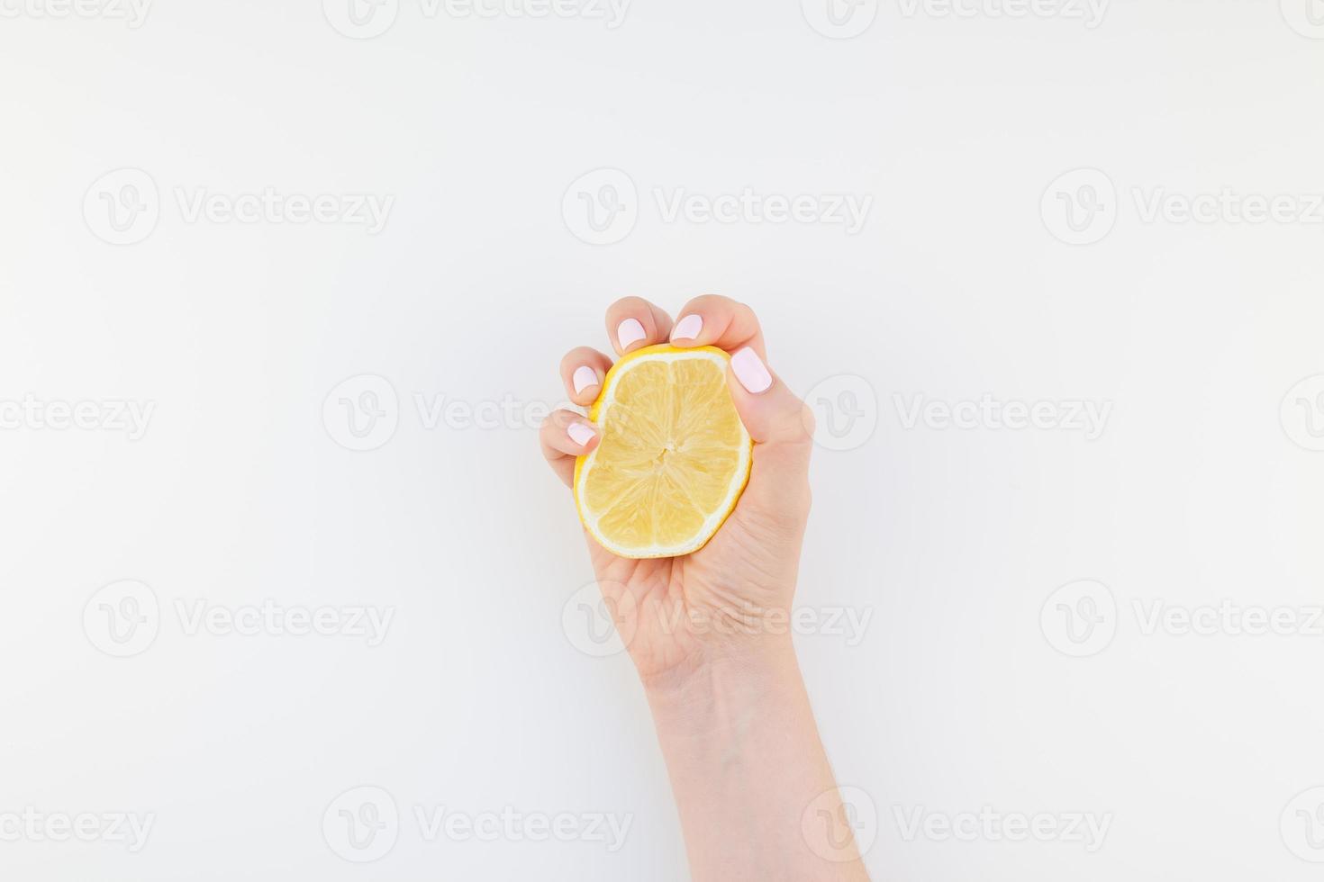 kvinna hand med citron- foto