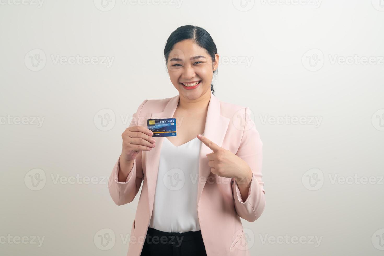 asiatisk kvinna med kreditkort med vit bakgrund foto