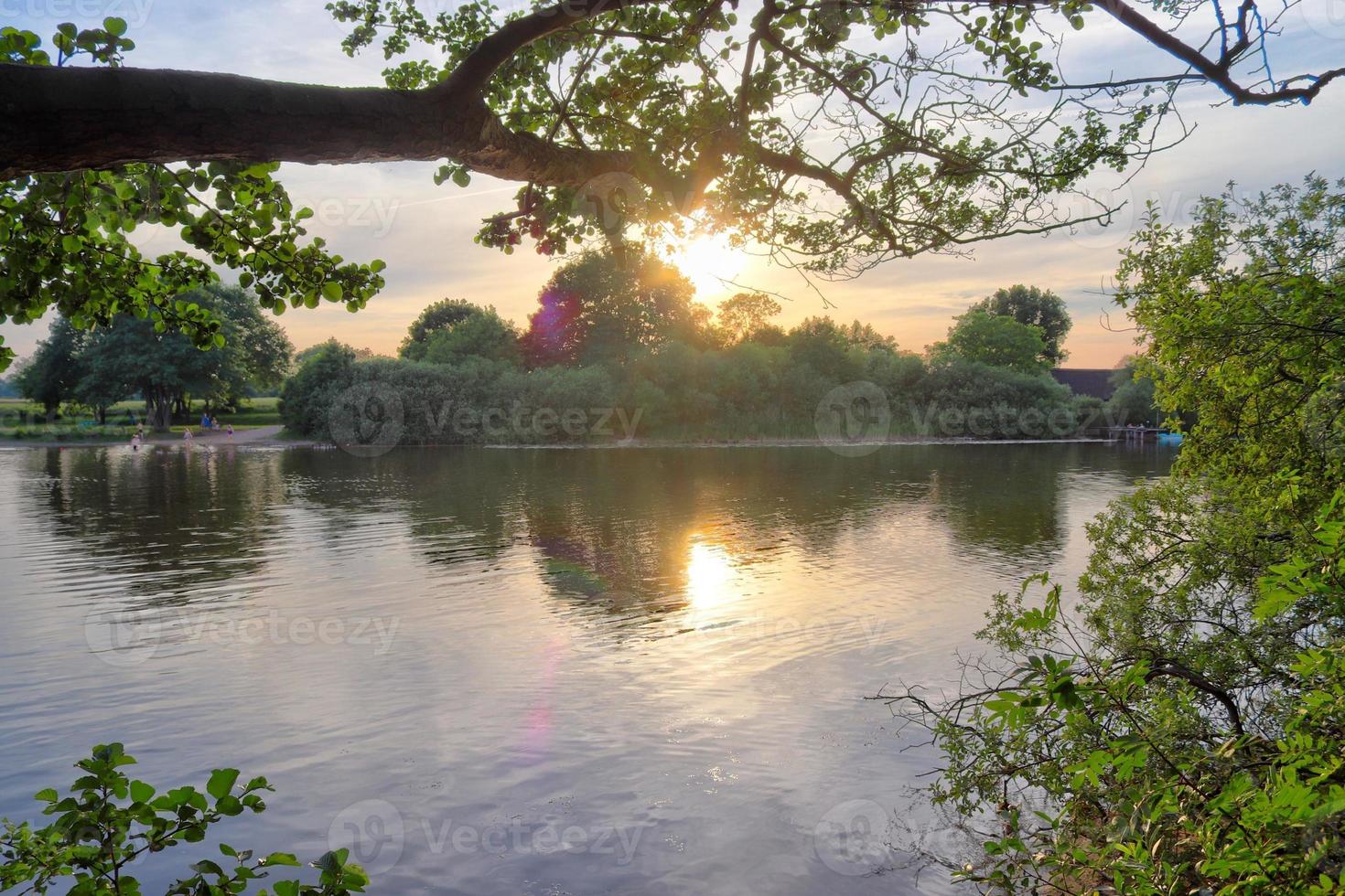 vackert landskap vid en sjö med en reflekterande vattenyta foto