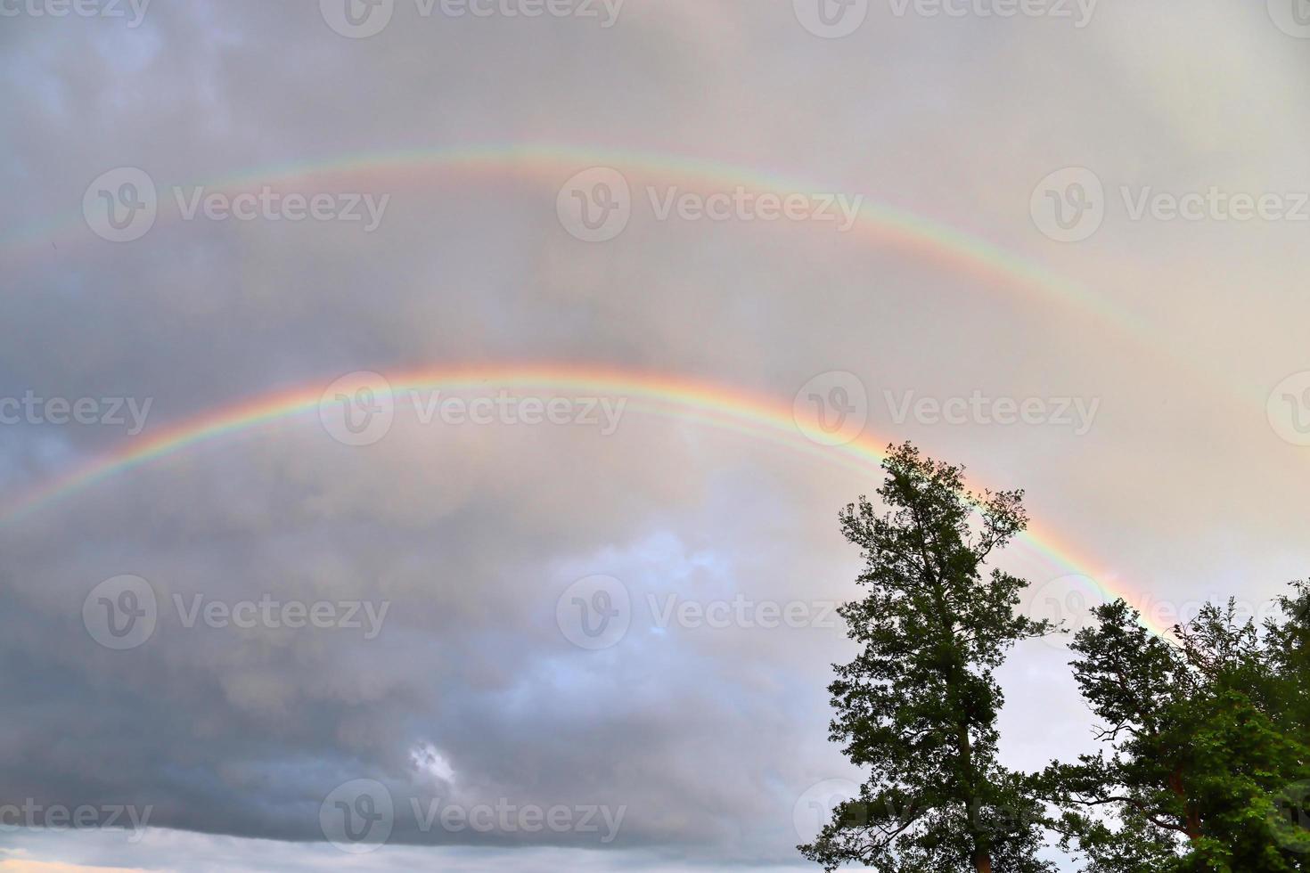 fantastisk naturlig dubbel- regnbågar plus övertalig bågar sett på en sjö i nordlig Tyskland foto