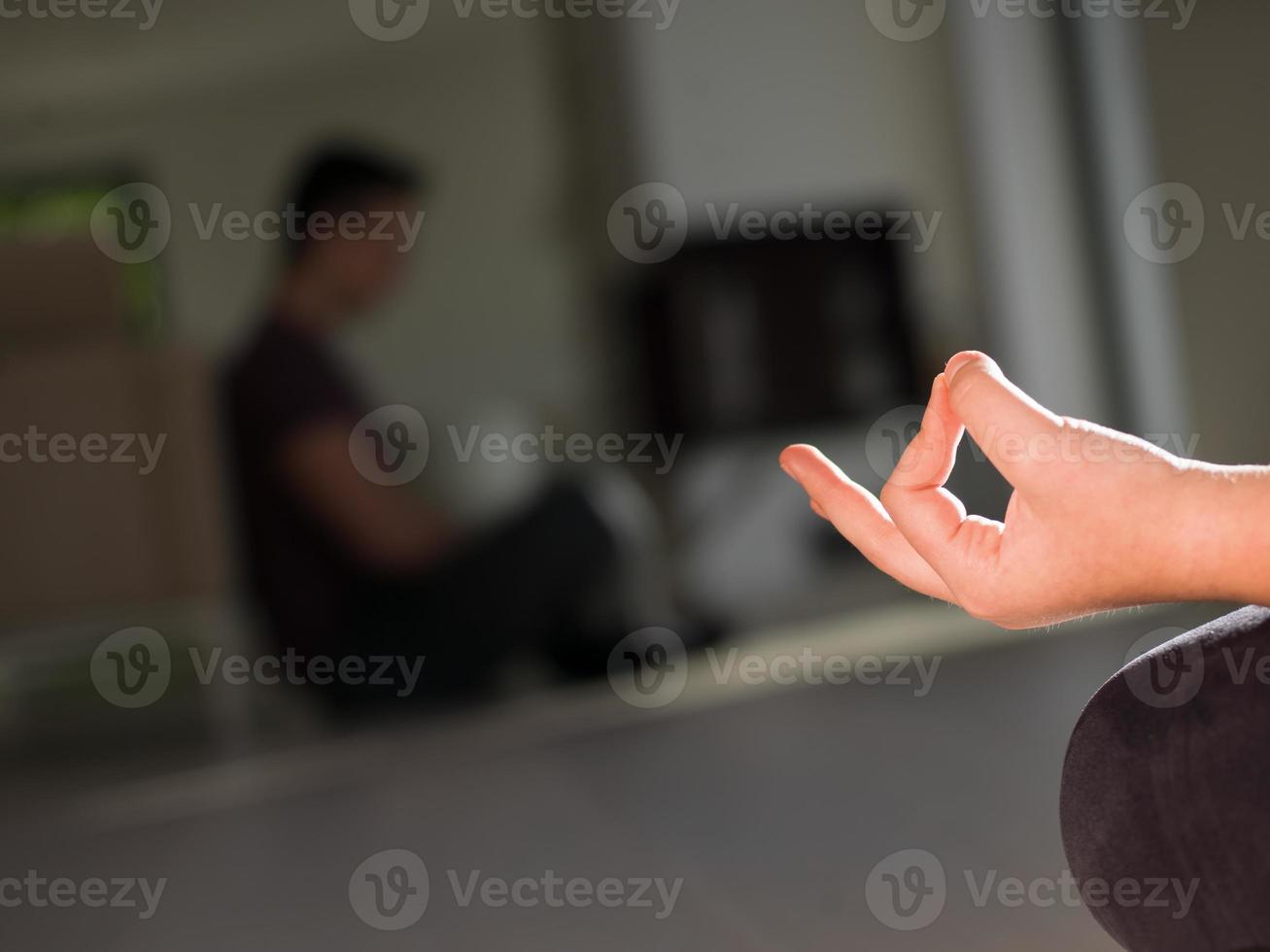 ung kvinna håller på med morgon- yoga övningar foto