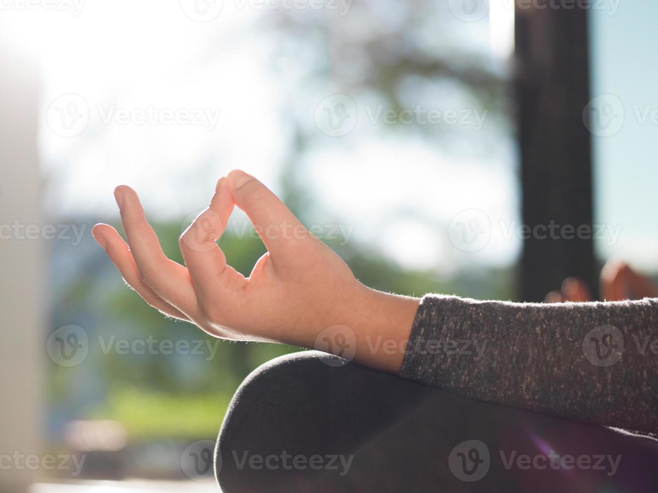 ung kvinna håller på med morgon- yoga övningar foto
