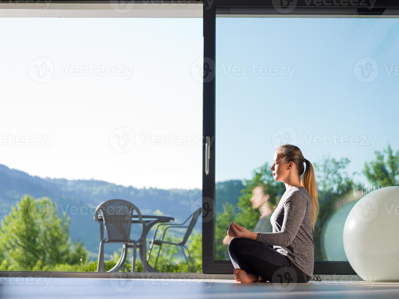 ung kvinna håller på med morgon- yoga övningar foto