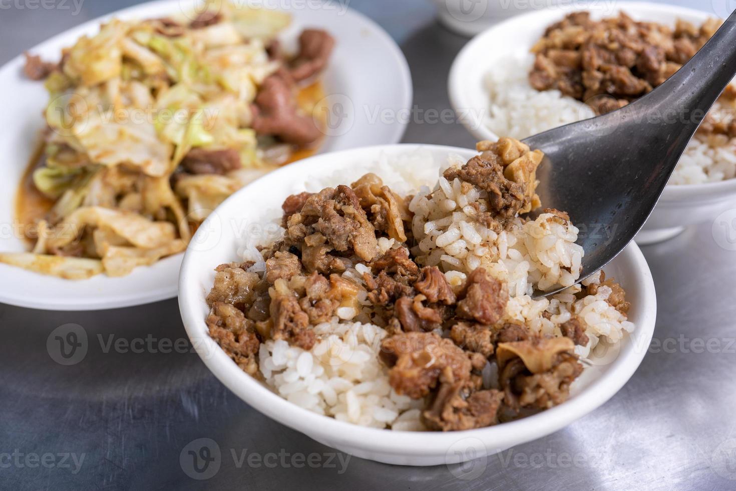 bräserad kött ris, stuvad nötkött över kokta ris i tainan, taiwan. taiwanese känd traditionell gata mat delikatess. resa design begrepp, närbild. foto