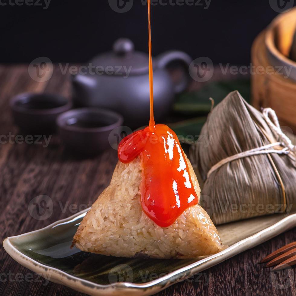 zongzi - kinesisk ris klimp zongzi i en ångkokare på trä- tabell svart retro bakgrund för drake båt festival firande, stänga upp, kopia Plats. foto