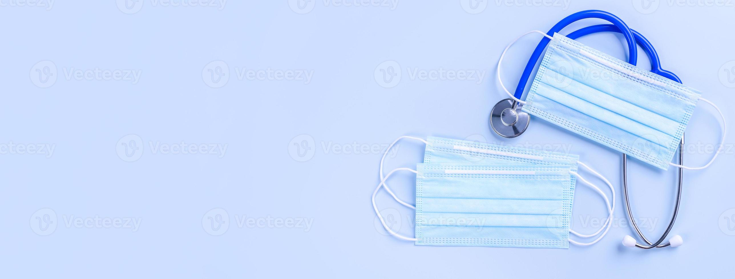 blå mask - medicinsk Utrustning med stetoskop, begrepp av värld sjukdom pandemi infektion och förebyggande, topp se, platt lägga, över huvudet design foto
