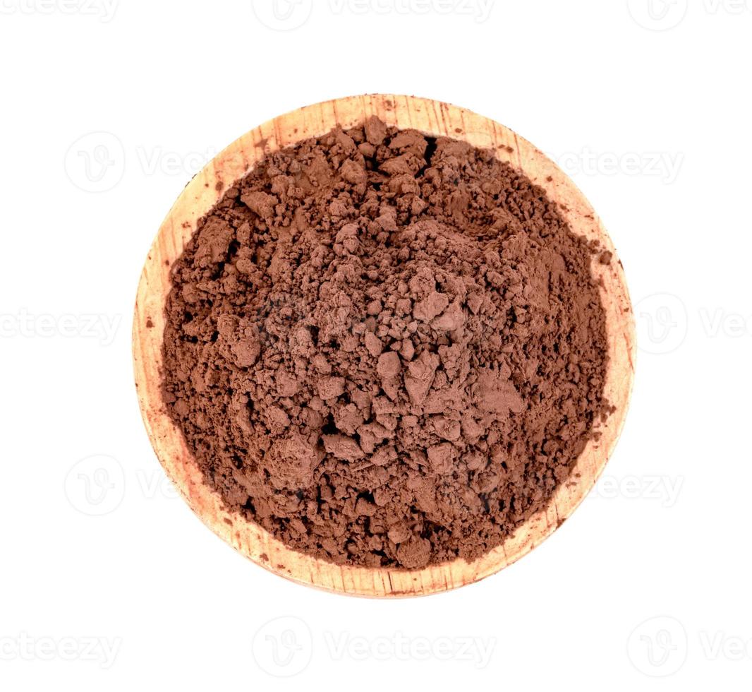 kakao pulver med trä- skål isolerat på vit bakgrund foto
