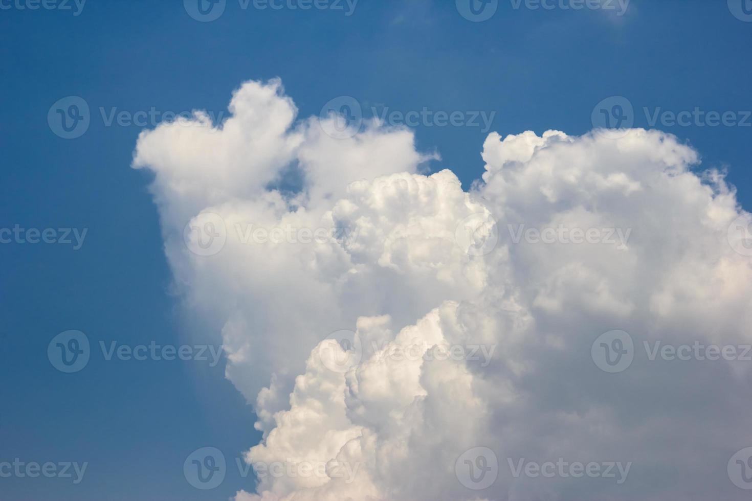 molnig blå himmel bakgrund foto