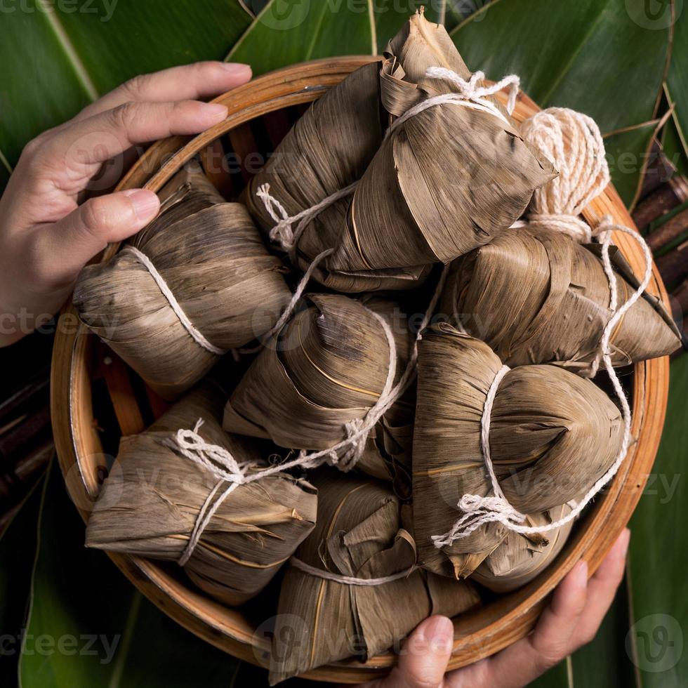 ris klimp, zongzi - traditionell kinesisk mat på grön blad bakgrund av drake båt festival, Duanwu festival, topp se, platt lägga design begrepp. foto