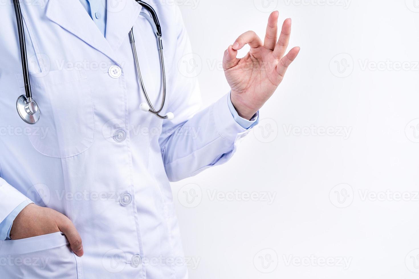 kvinna läkare kropp del med hand gest, ung kvinna läkare med stetoskop isolerat på vit bakgrund, stänga upp, beskurna se, kopia Plats foto