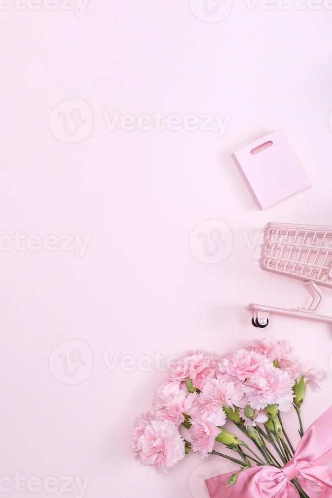 mors dag, hjärtans dag bakgrund design begrepp, skön rosa nejlika blomma bukett på pastell rosa tabell, topp se, platt lägga, kopia Plats. foto