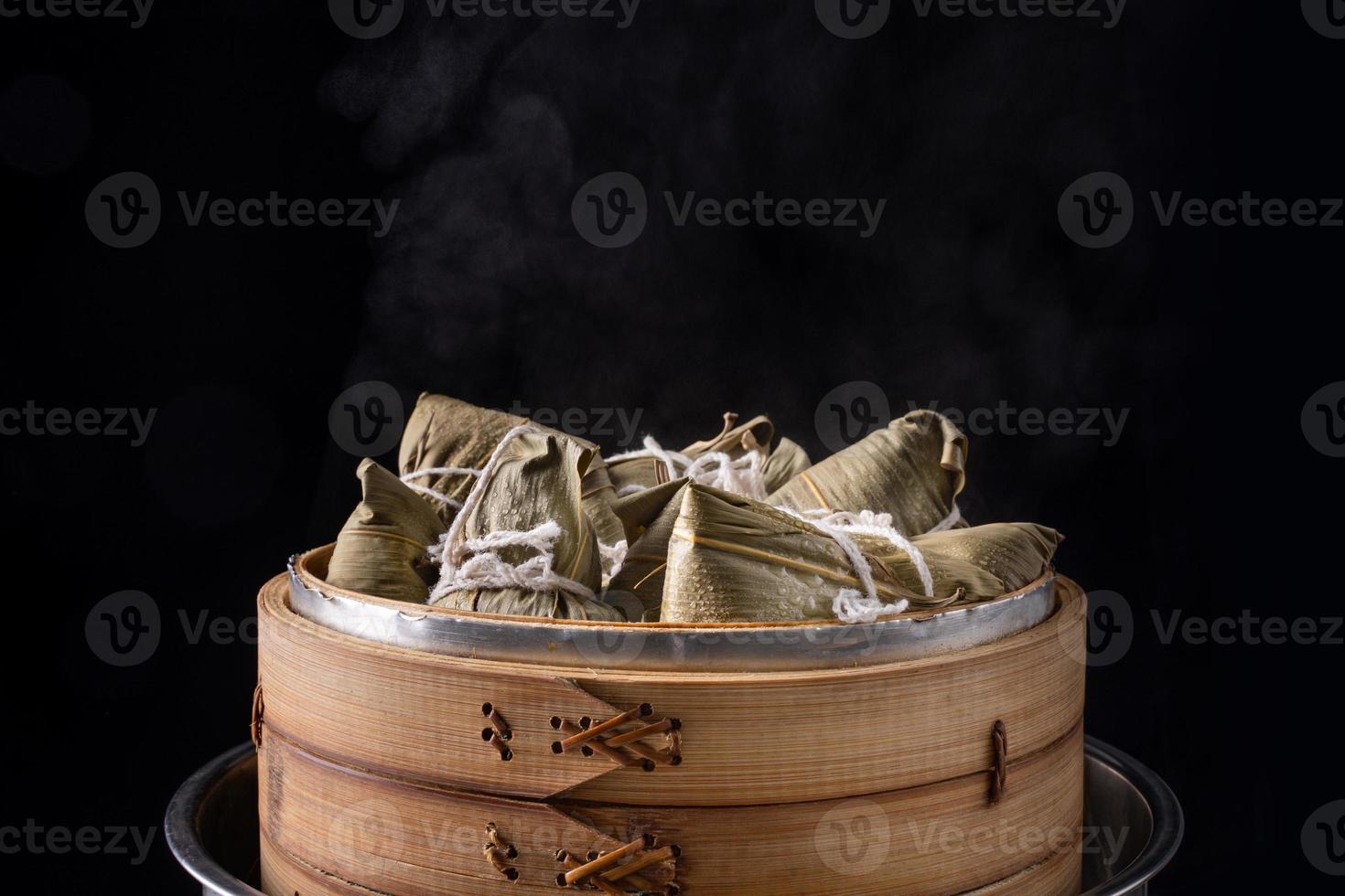 ris klimp, zongzi - knippa av kinesisk traditionell kokta mat på trä- tabell över svart bakgrund, begrepp av drake båt festival, stänga upp, kopia Plats foto
