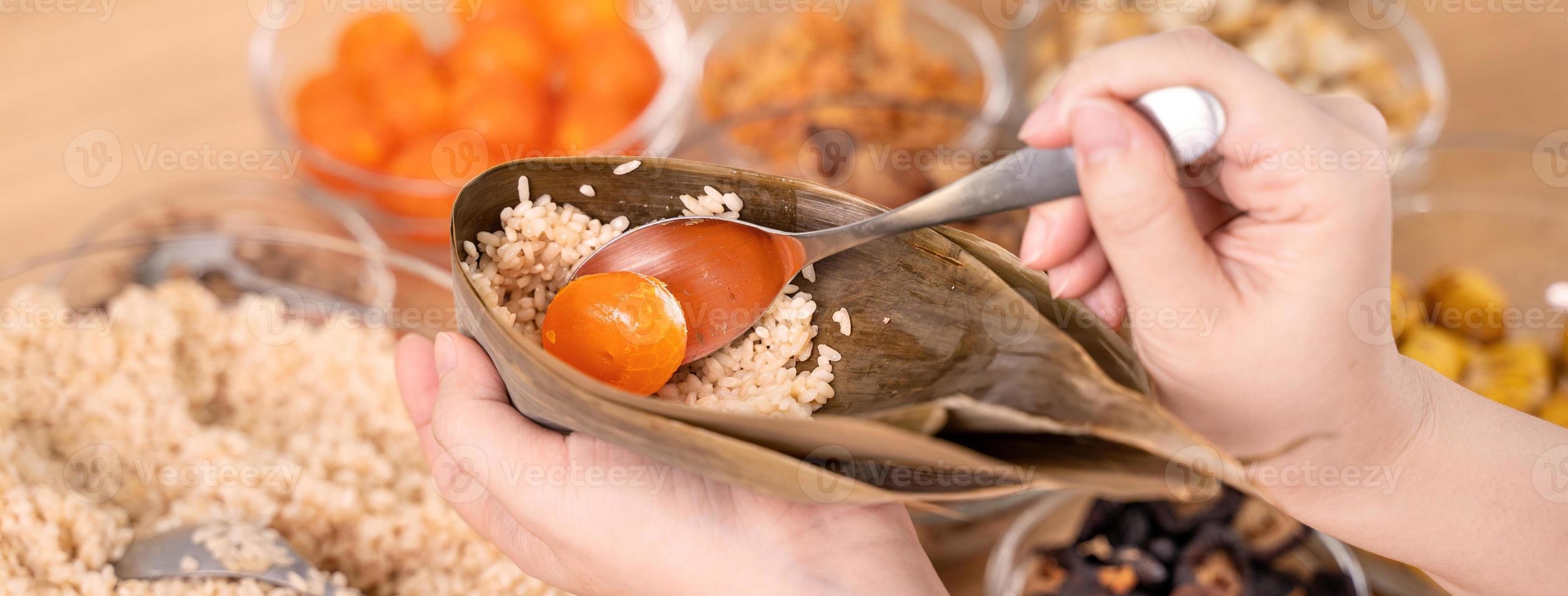 ris klimp zongzi framställning - omslag kinesisk ris klimp zongzi på tabell på Hem för drake båt festival firande, stänga upp, livsstil. foto