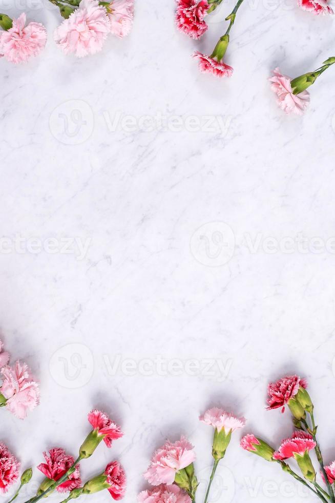 mors dag, hjärtans dag bakgrund design begrepp, skön rosa, röd nejlika blomma bukett på marmor tabell, topp se, platt lägga, kopia Plats. foto