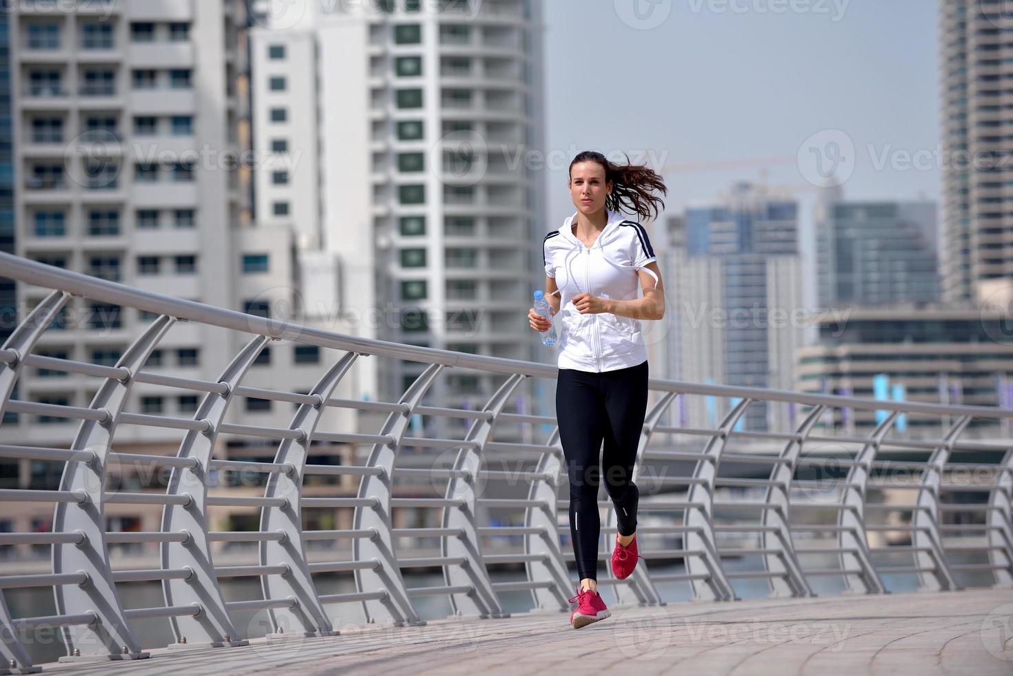 kvinna som joggar på morgonen foto