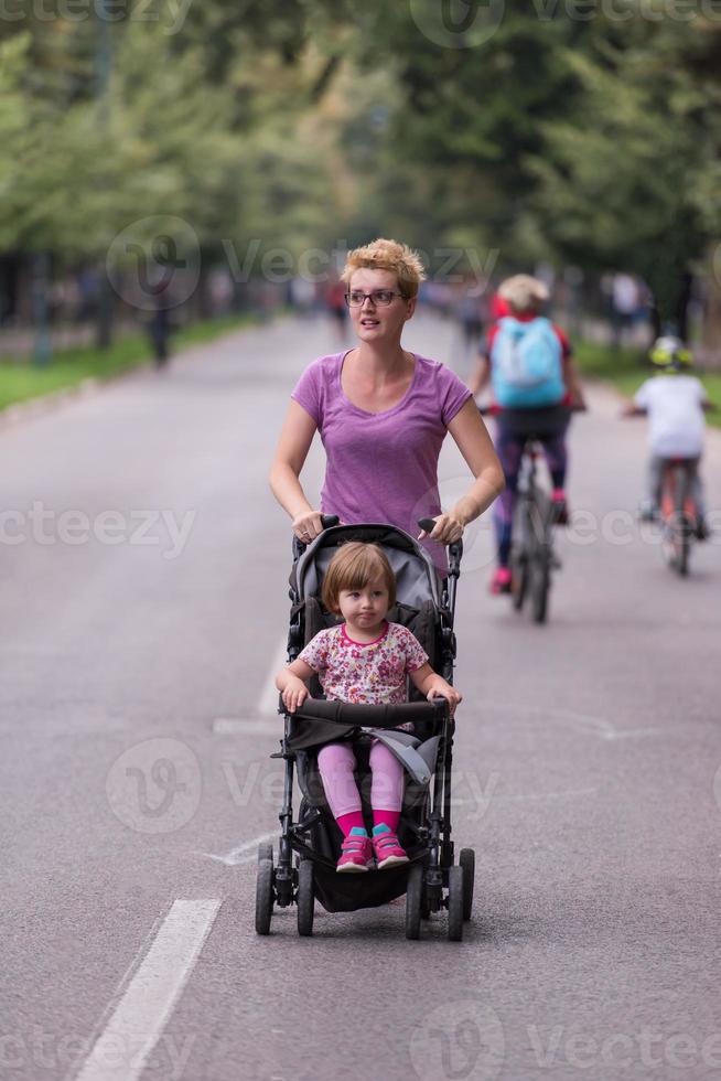 mamma med barnvagn som joggar foto