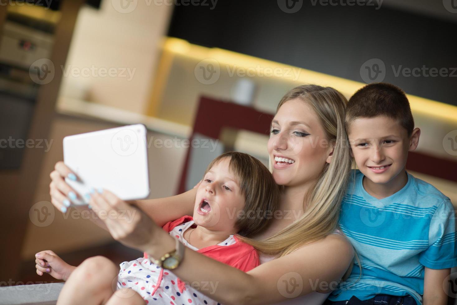 ung familj använder sig av en läsplatta till göra framtida planer foto