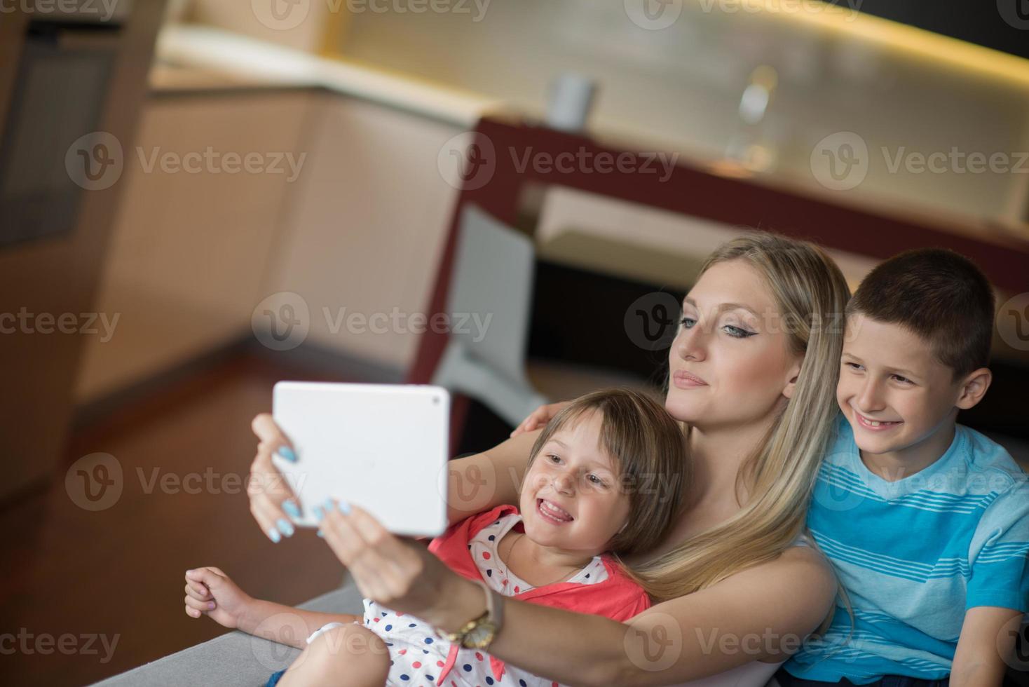 ung familj använder sig av en läsplatta till göra framtida planer foto