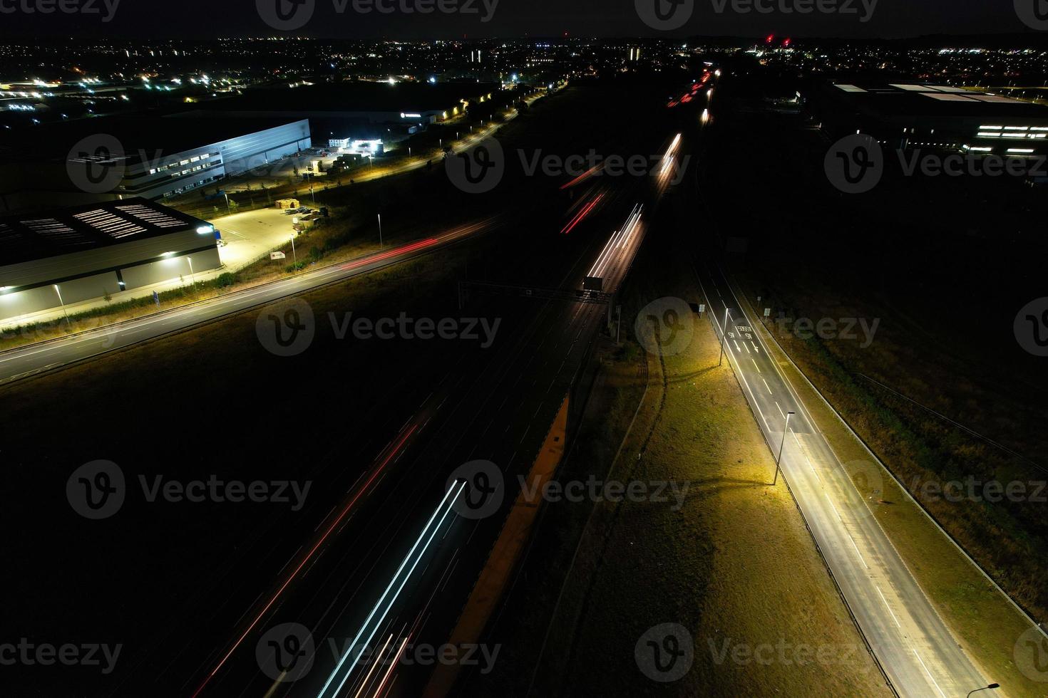 nattflygfoto över brittiska motorvägar med upplysta vägar och trafik. motorvägsbilder tagna med drönares kamera över Milton Keynes och motorvägar i England under mörk natt foto