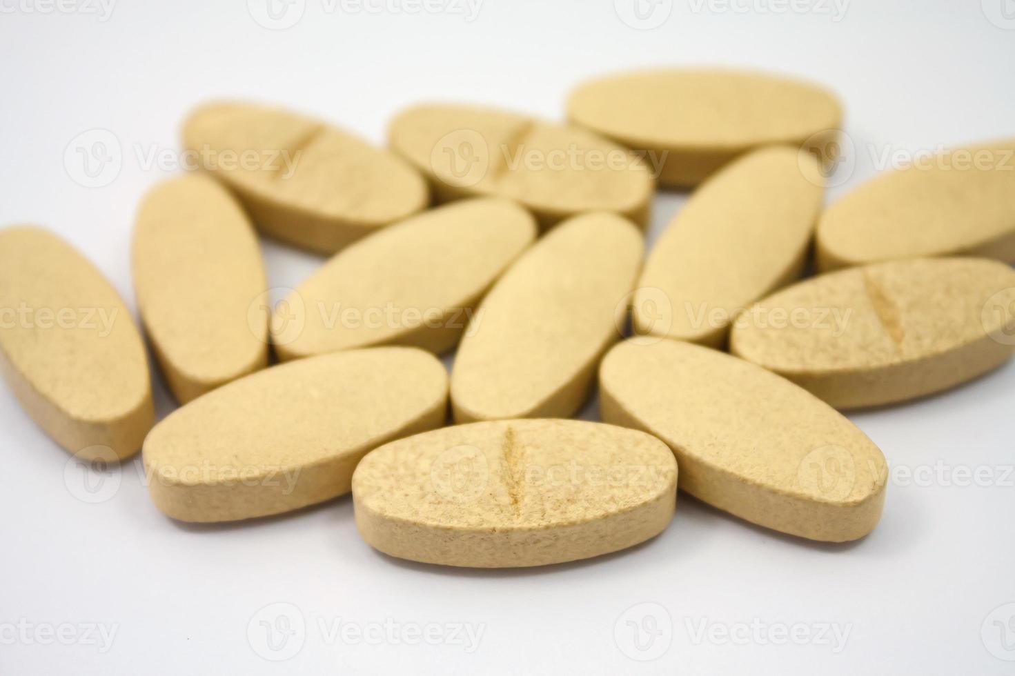 näringsvitamintillskott piller på vit bakgrund foto