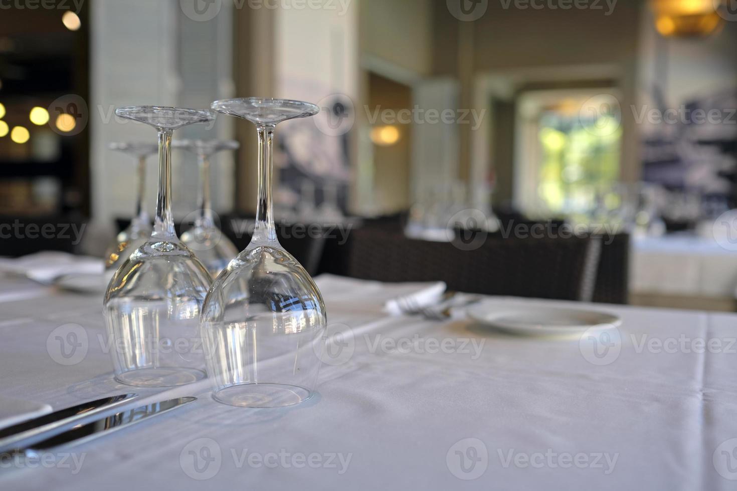 restaurang tabell med vinglas redo för middag gäster foto