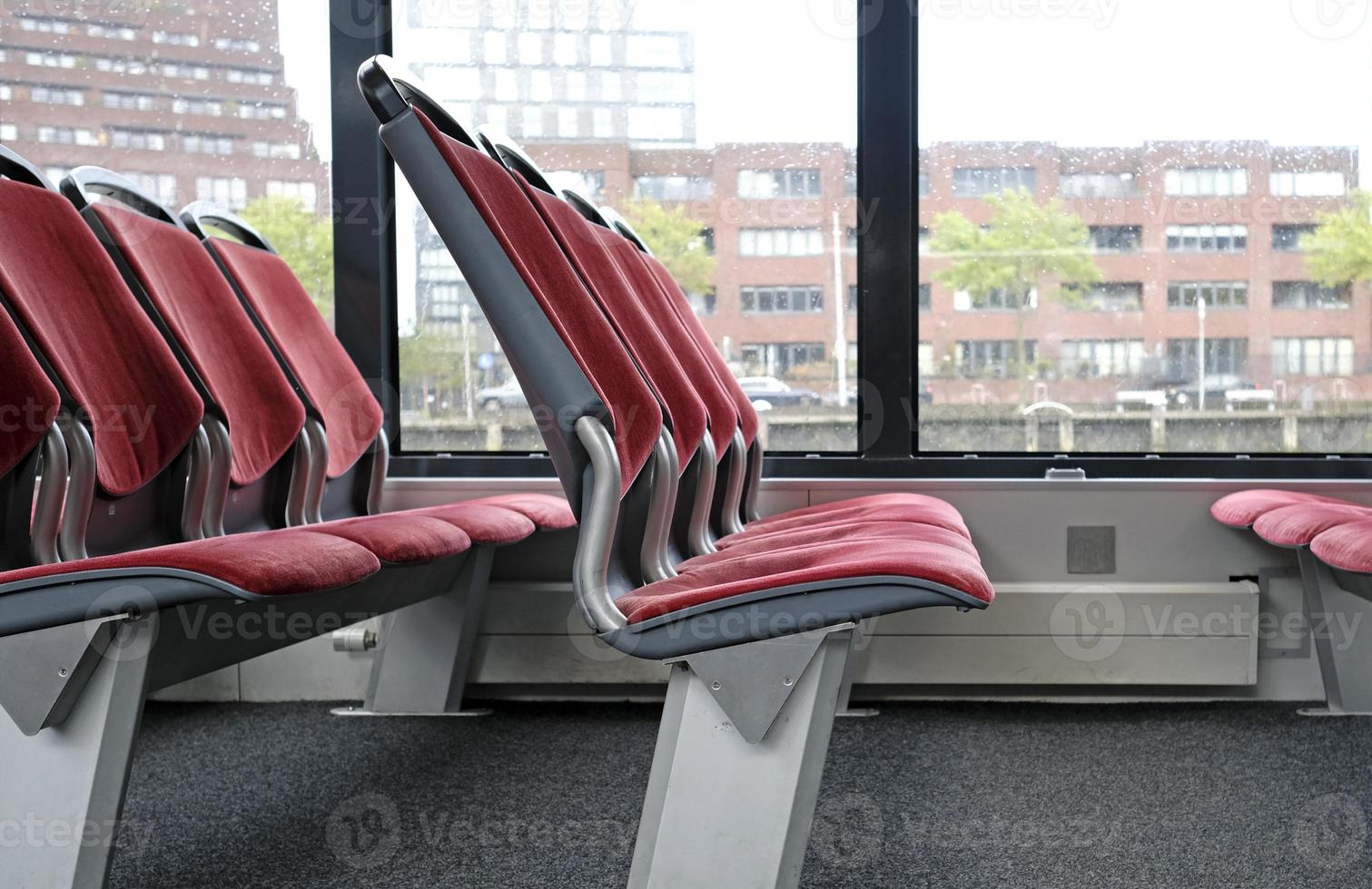 tömma säten på en färja båt i rotterdam, nederländerna foto