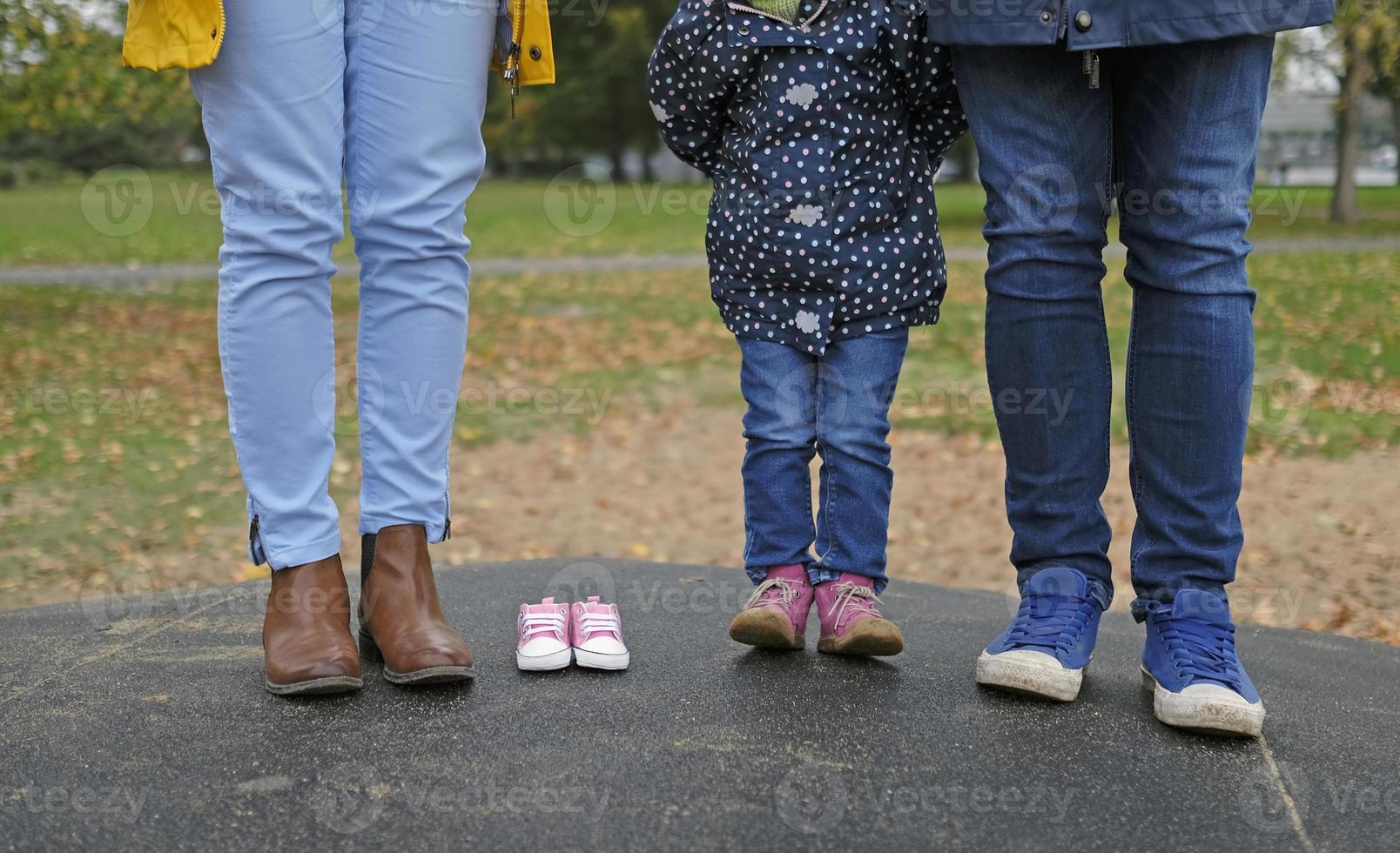 växande familj - Make, fru, och dotter väntar för de andra barn foto