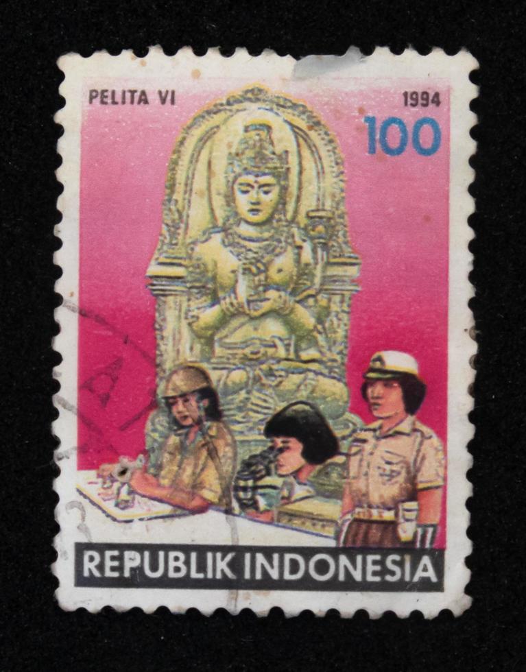 Sidoarjo, jawa timur, Indonesien, 2022 - stämpel samling filateli med de tema av de kvinna polis illustration foto