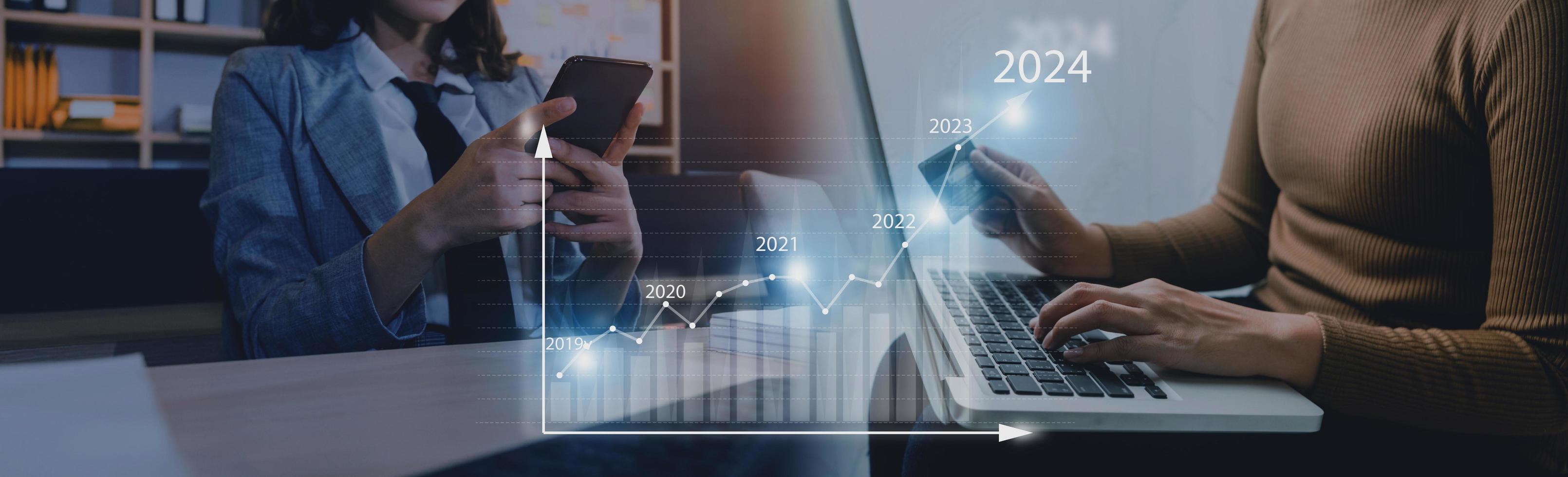 affärsfinansiering teknik och investeringshandel handlare investerare. aktiemarknadsinvesteringar fonder och digitala tillgångar. affärsman analysera valutahandel graf finansiella data. foto