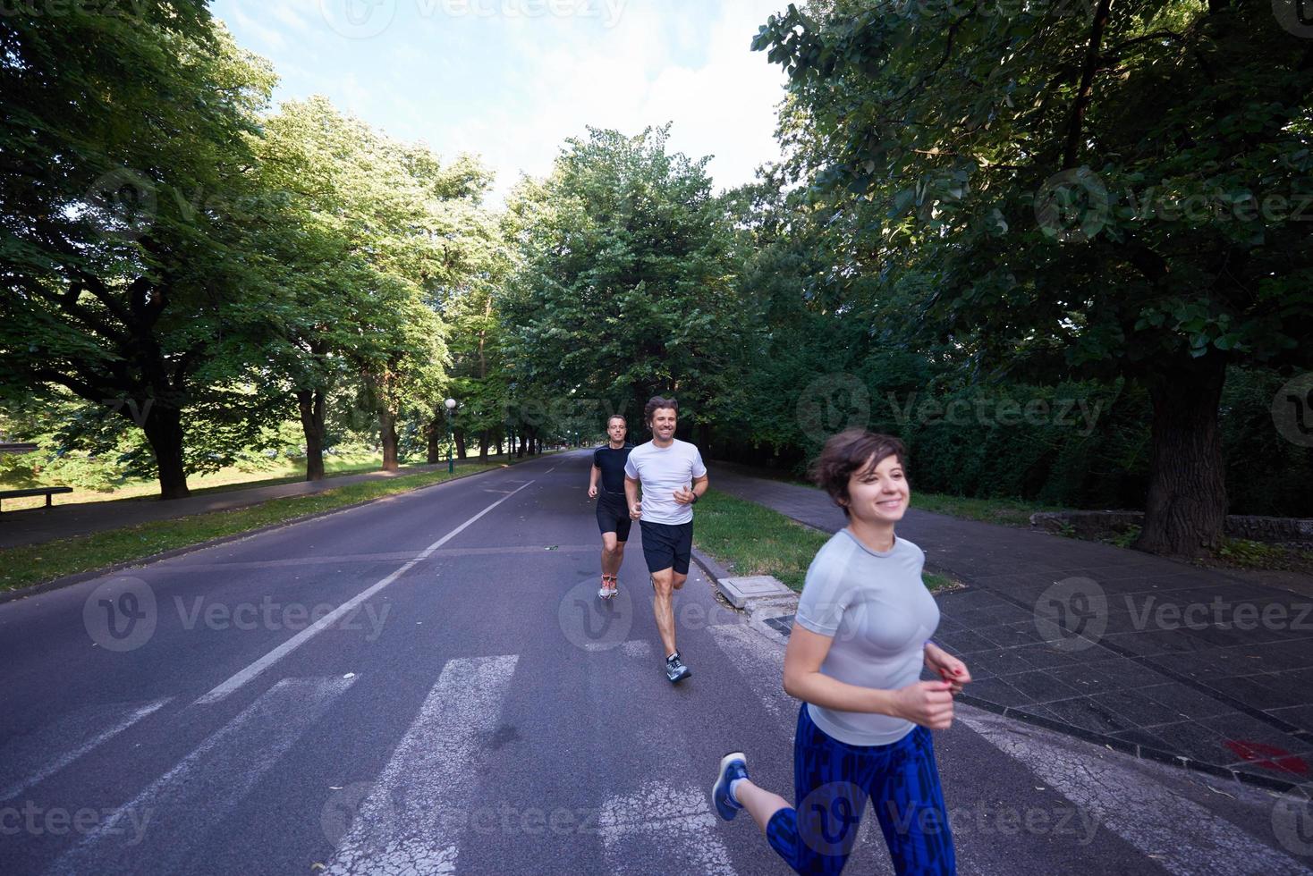 människor grupp joggar foto