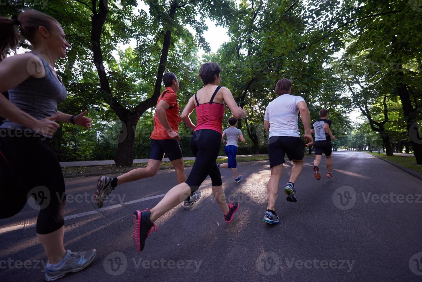 människor grupp joggar foto