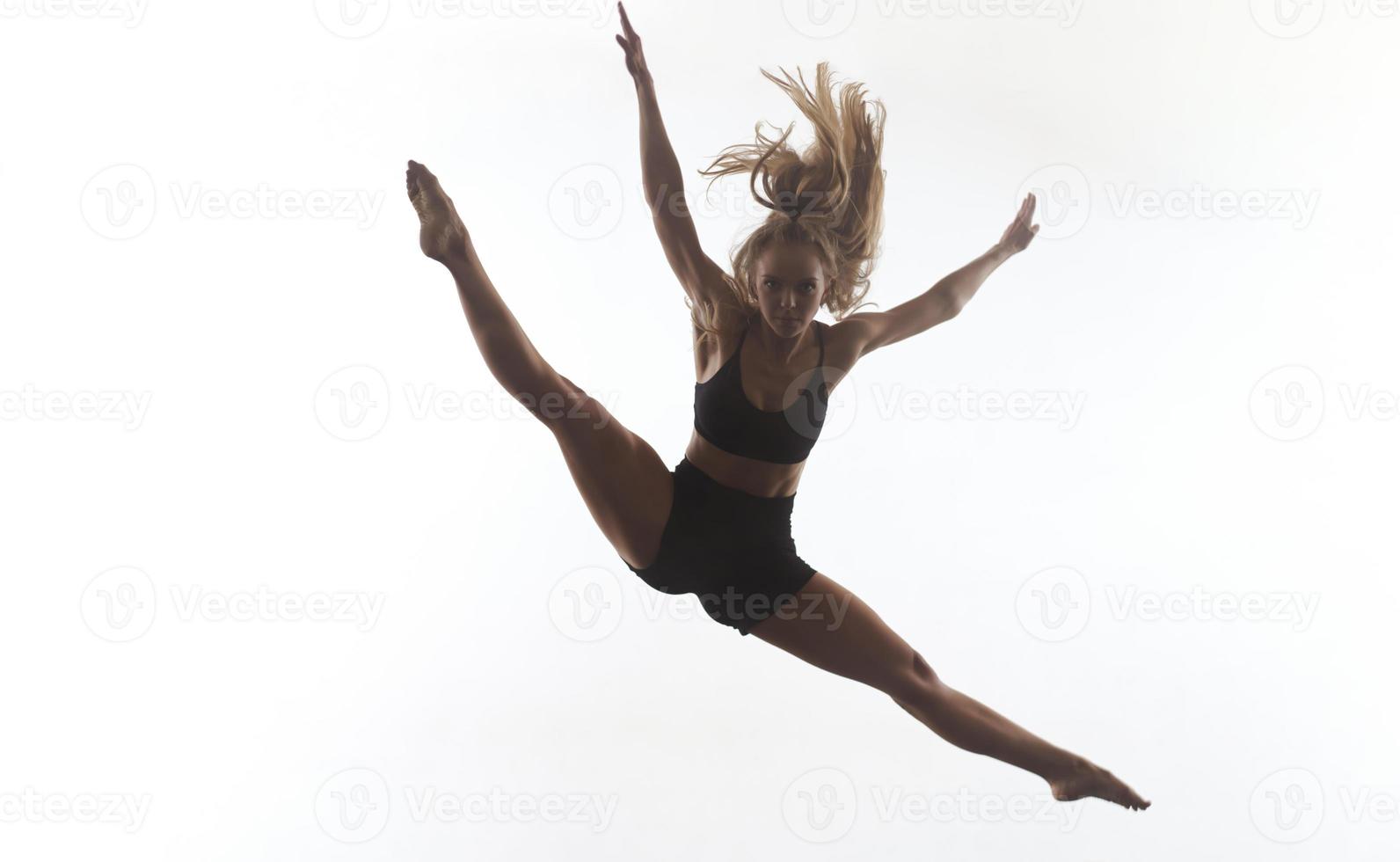 kvinna sportig balett dansare i främre av vit bakgrund foto