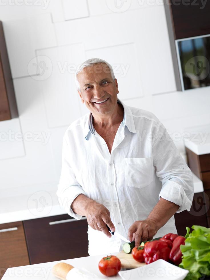 man matlagning på Hem framställning sallad i kök foto