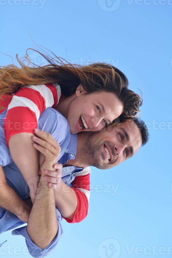 lyckliga unga romantiska par ha kul koppla av foto