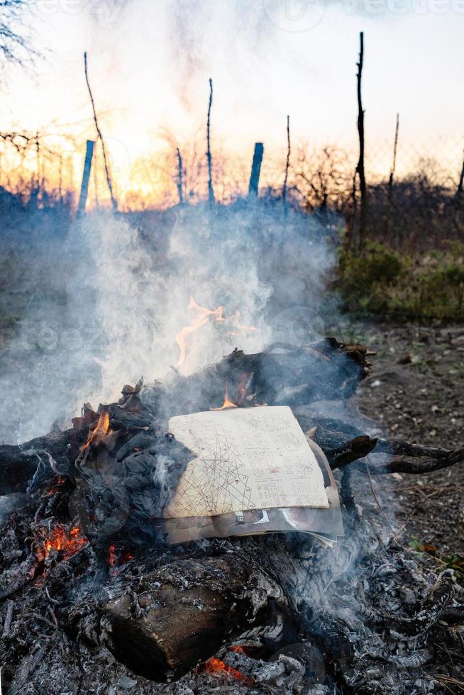 årgång klänning skärande mönster begrava på bål foto