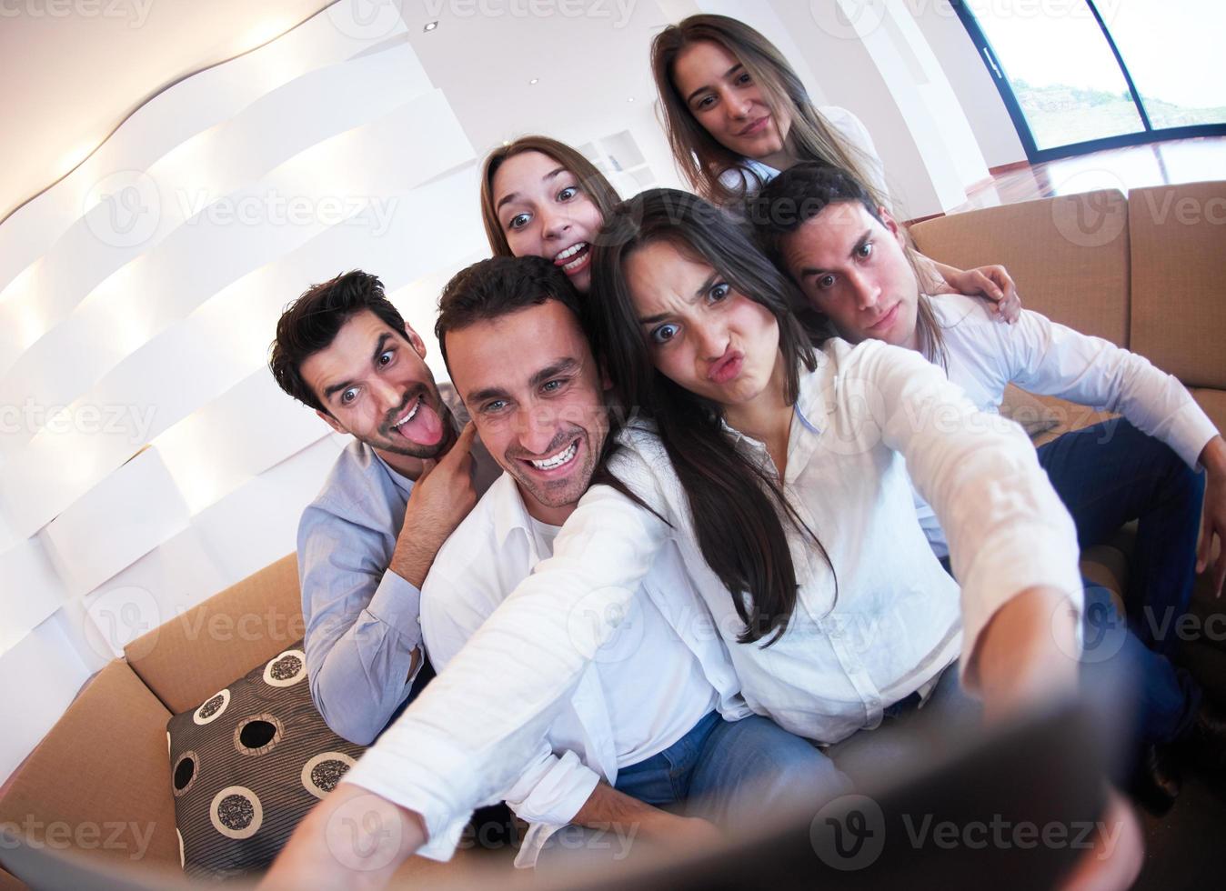 grupp av vänner tar selfie foto