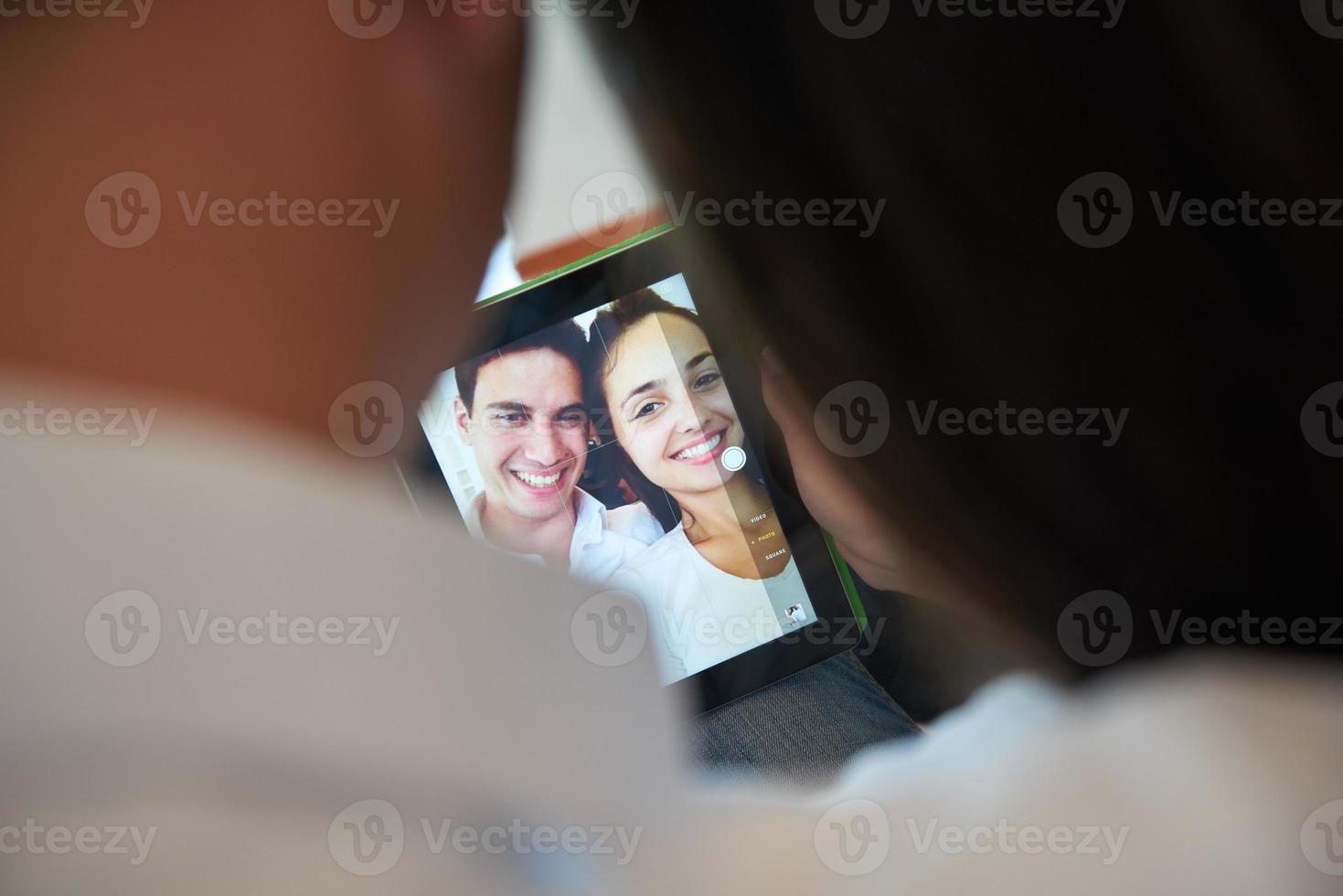 par på modern Hem använder sig av läsplatta dator foto
