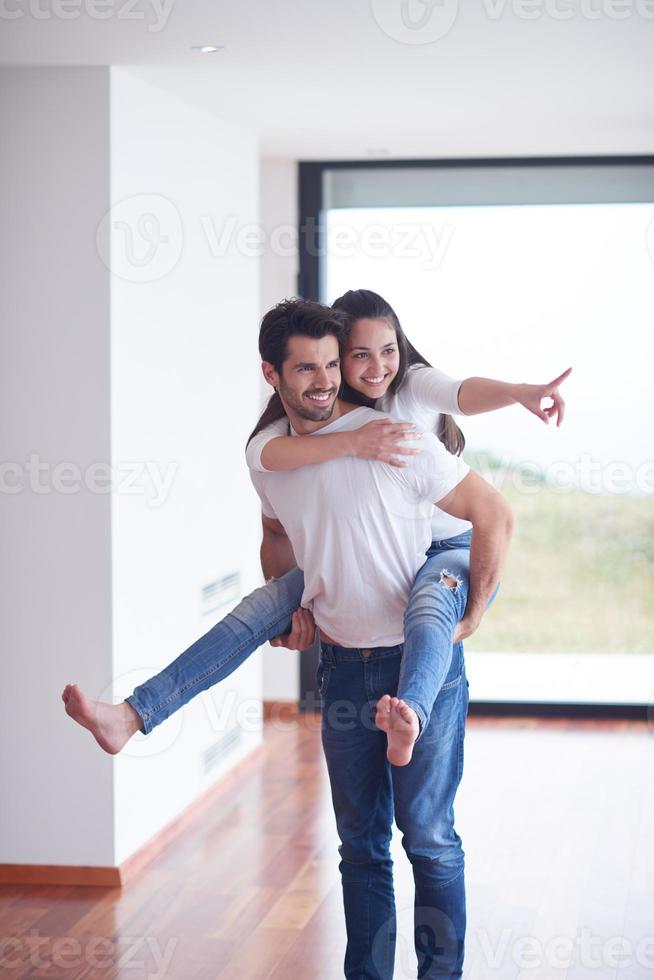 Lycklig ung romantisk par ha roligt och koppla av på Hem foto