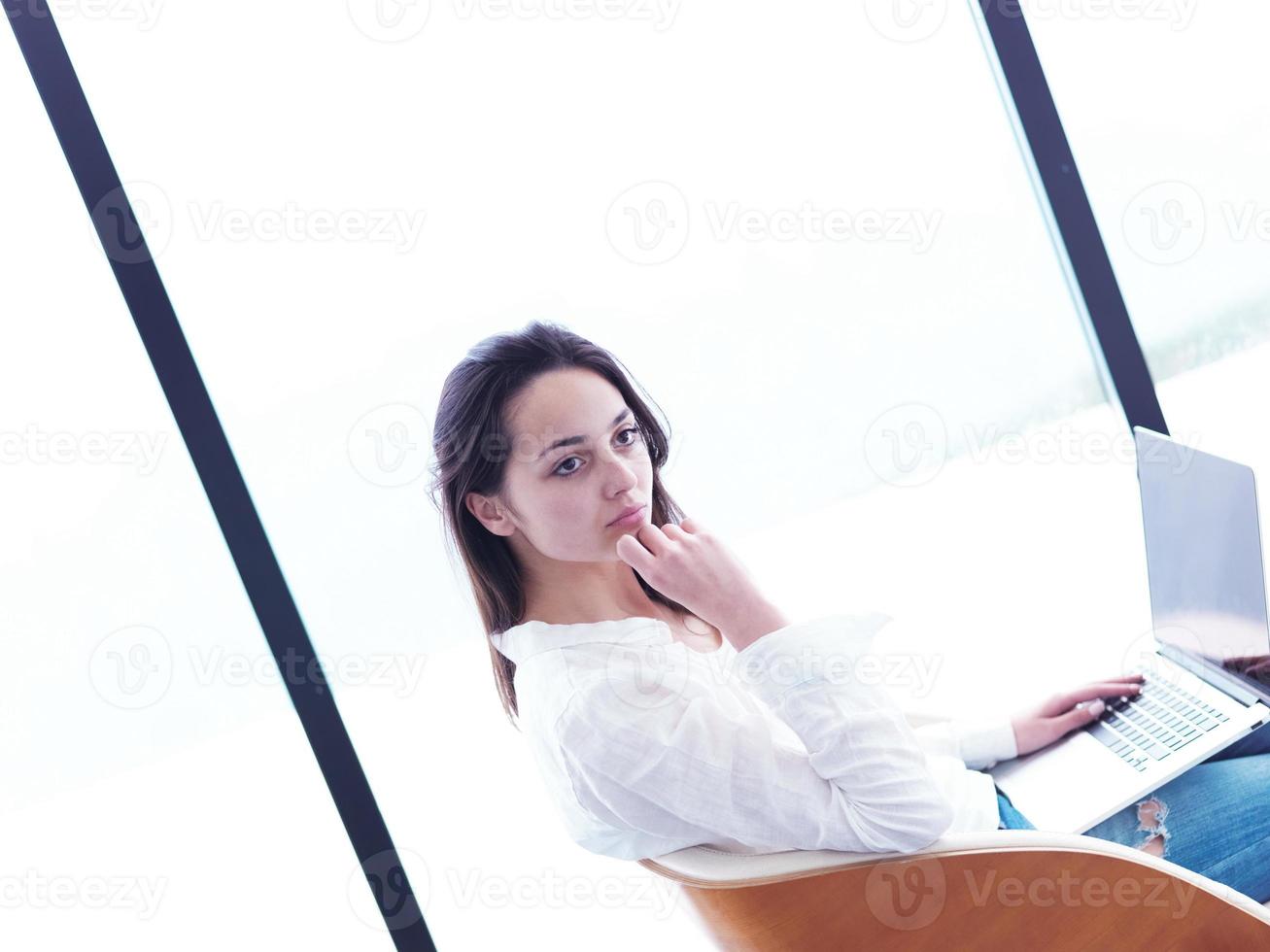 avslappnad ung kvinna på Hem arbetssätt på bärbar dator dator foto