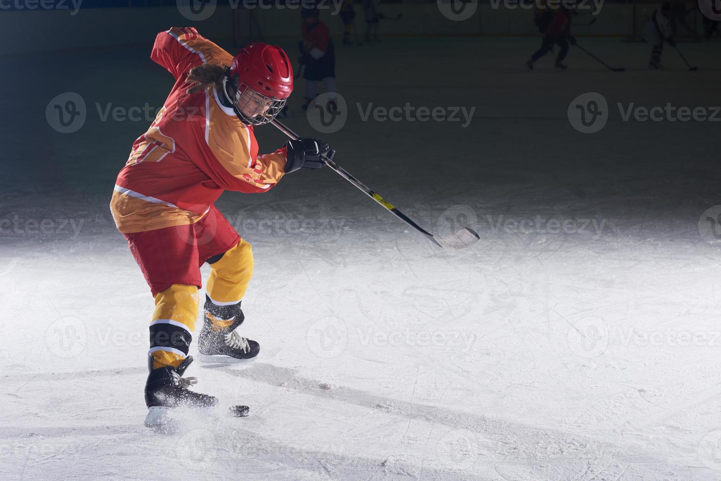 tonåring is hockey spelare i verkan foto