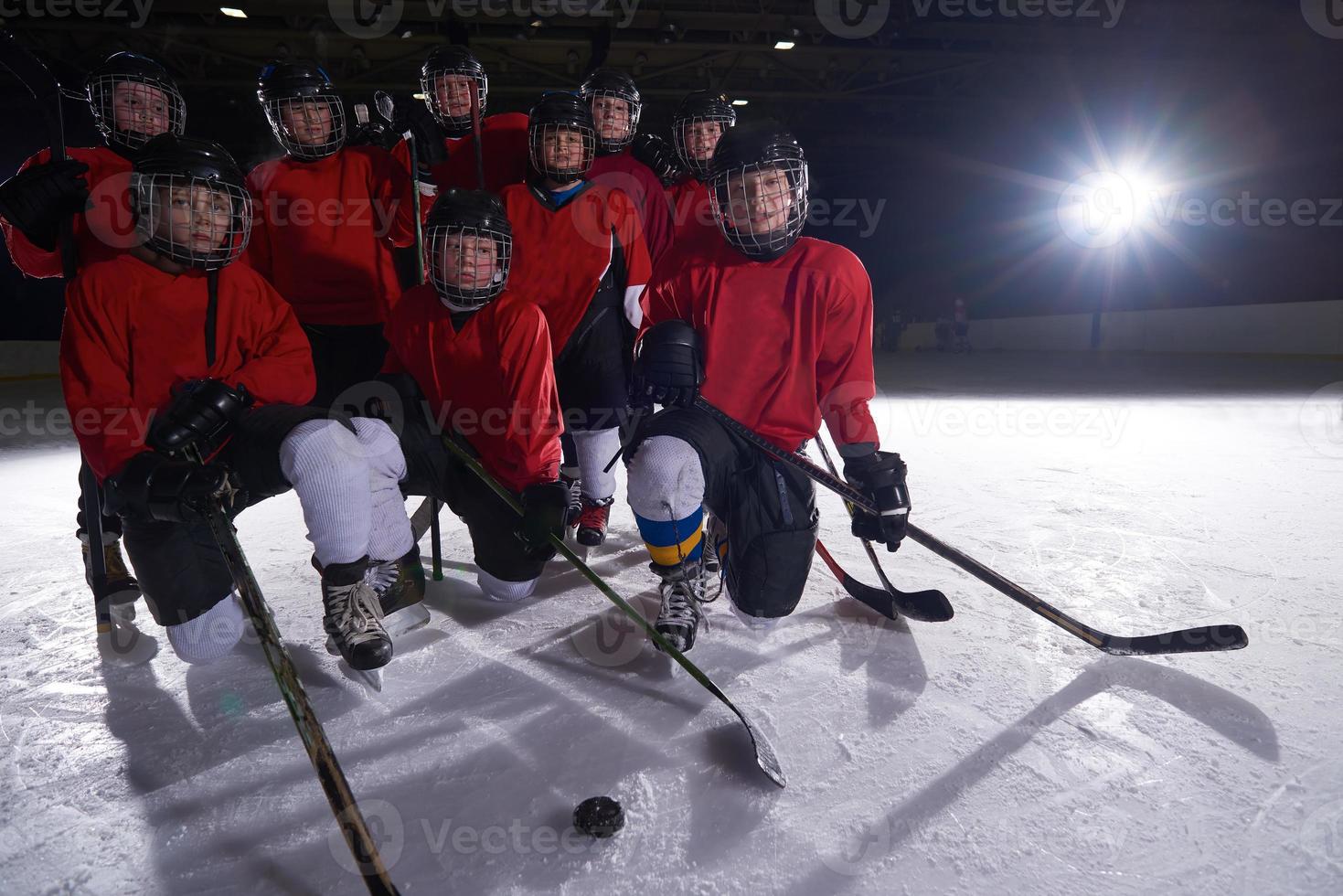 Lycklig barn grupp hockey team sport spelare foto