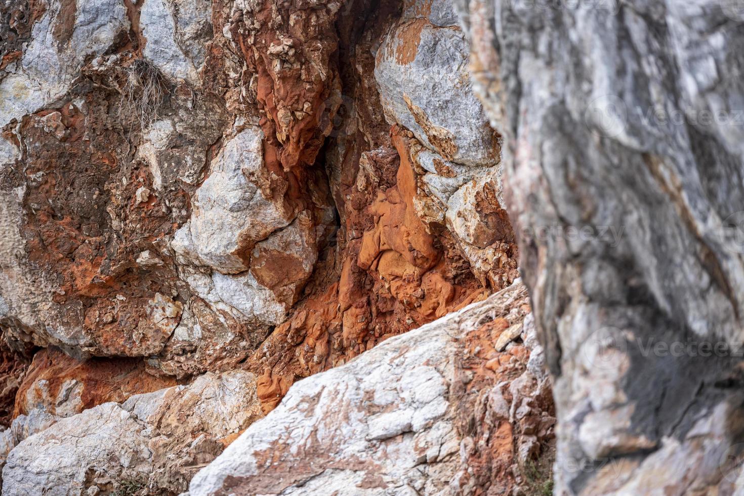 Närbild av en stor klippformation och dess struktur i Grekland. foto