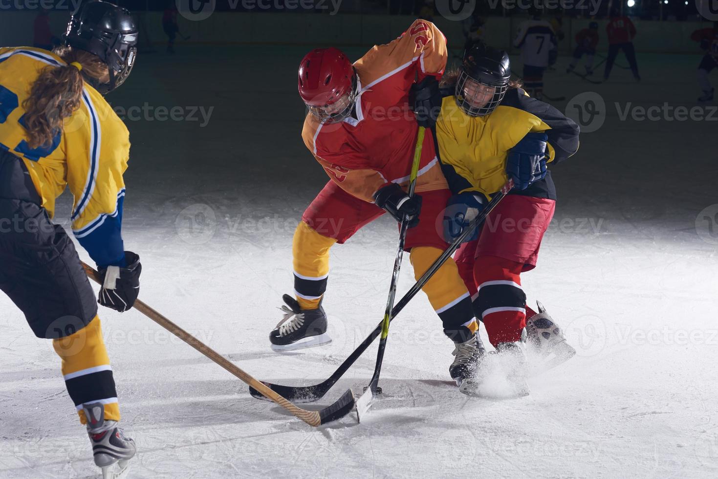 tonåring is hockey sport spelare i verkan foto