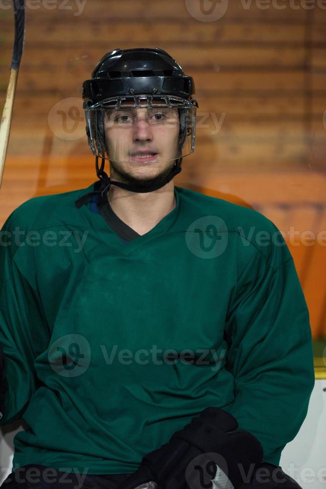 is hockey spelare på bänk foto