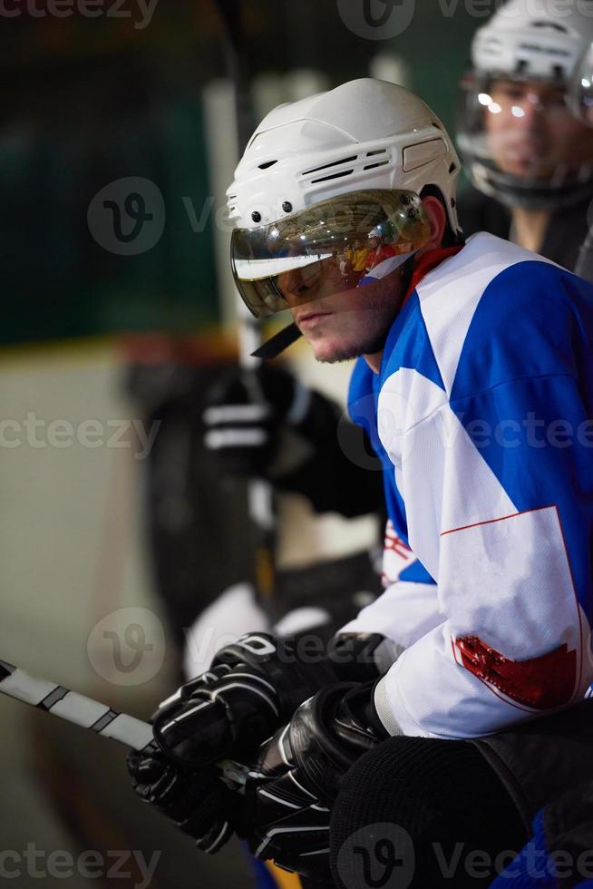 is hockey spelare på bänk foto